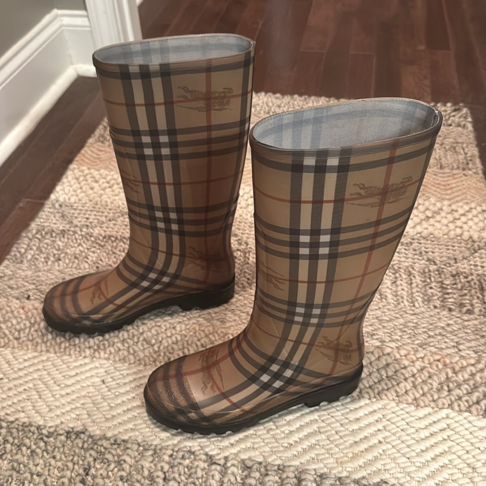 Burberry rain boots nova check size 38. Worn only a couple times.
